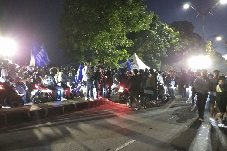 Persib Juara, Euforia Bobotoh Pecah di Luar Stadion GBLA
