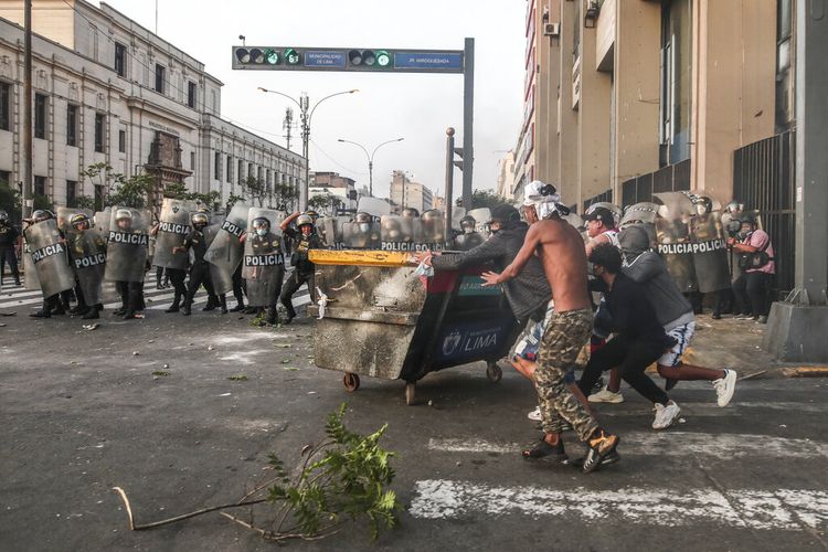 Demonstran bentrok dengan polisi di sebuah jalan di Lima, Peru, Selasa, 5 April 2022. 