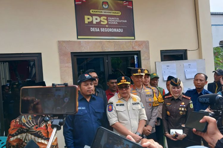 Plh Gubernur Jawa Timur Adhy Karyono bersama Ketua KPU Jatim Choirul Anam dan jajaran Forkopimda Jatim, meninjau kesiapan TPS di Desa Segoromadu, Gresik, Selasa (13/2/2024).