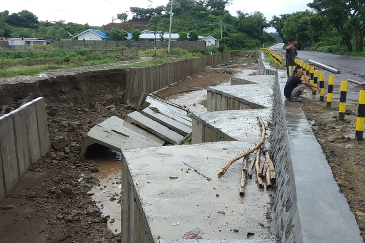 suasana alat berat yang terparkir digenangan air pasca banjir di Kuta Mandalika