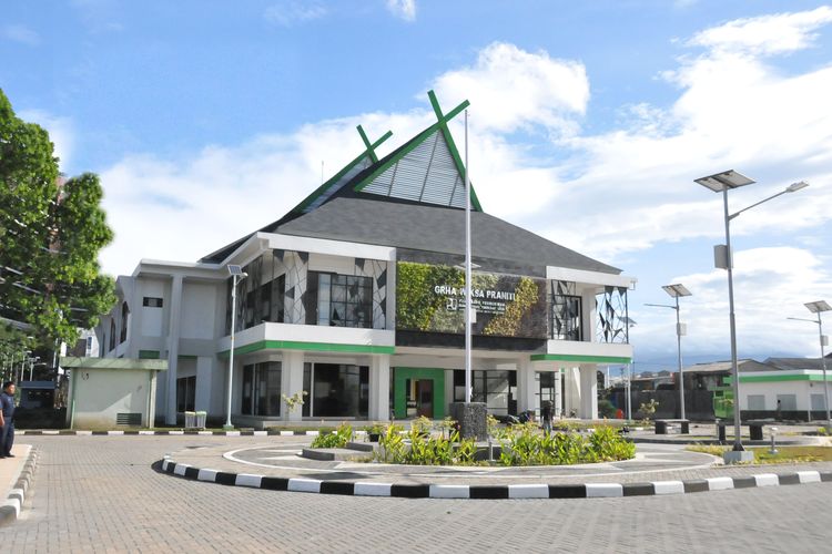 Grha Wiksa Praniti di Kota Bandung yang dirancang dengan konsep green building