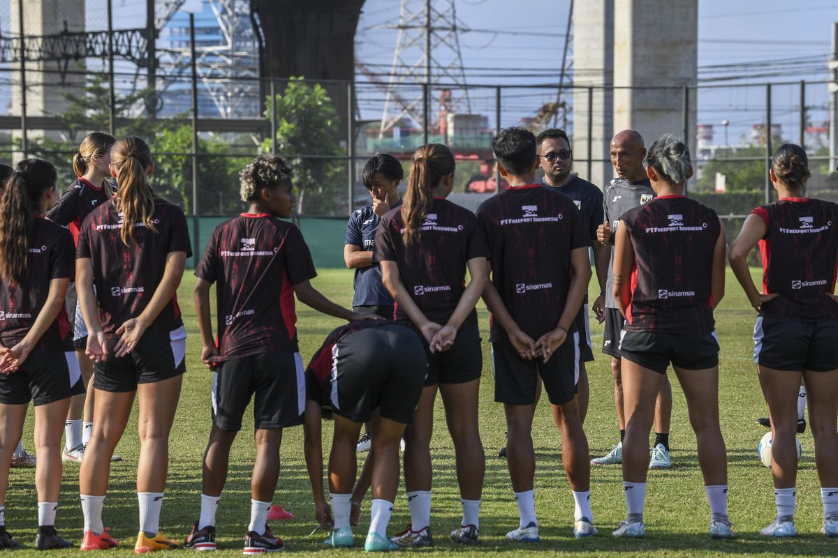 Pelatih sepak bola timnas putri Indonesia Satoru Mochizuki (ketiga kanan) memberikan intruksi kepada para pemain Timnas Putri Indonesia saat berlatih di Lapangan Latihan Jakarta Internasional Stadium (JIS), Jakarta, Jumat (20/6/2025). Pemusatan latihan atau training camp (TC) Timnas Putri Indonesia tersebut sebagai pesiapan kualifikasi Piala Asia Putri 2026. ANTARA FOTO/Galih Pradipta/YU