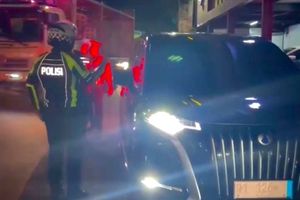 Mobil BYD Denza Pelat “R1 126” Ditilang Usai Diduga Datangi Kantor Satpol PP Tangerang