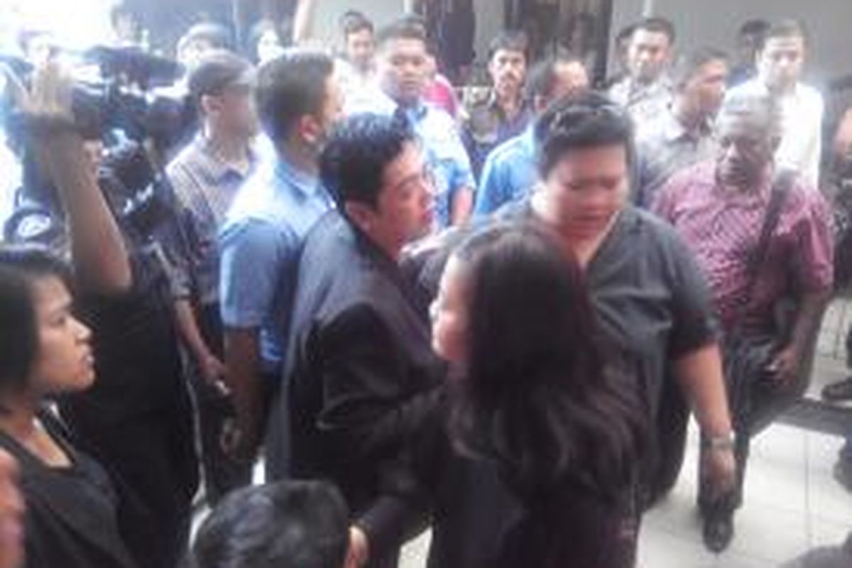 Kericuhan terjadi di Pengadilan Negeri Jakarta Selatan, ketika keluarga korban tawuran menyerang tersangka, Kamis (4/12/2014).