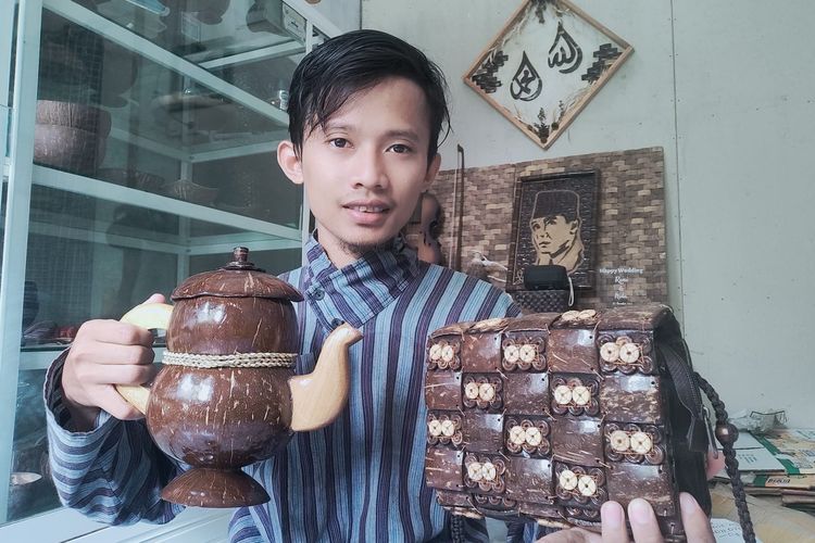 Pebisnis kerajinan batok kelapa brand Oni Made Craft