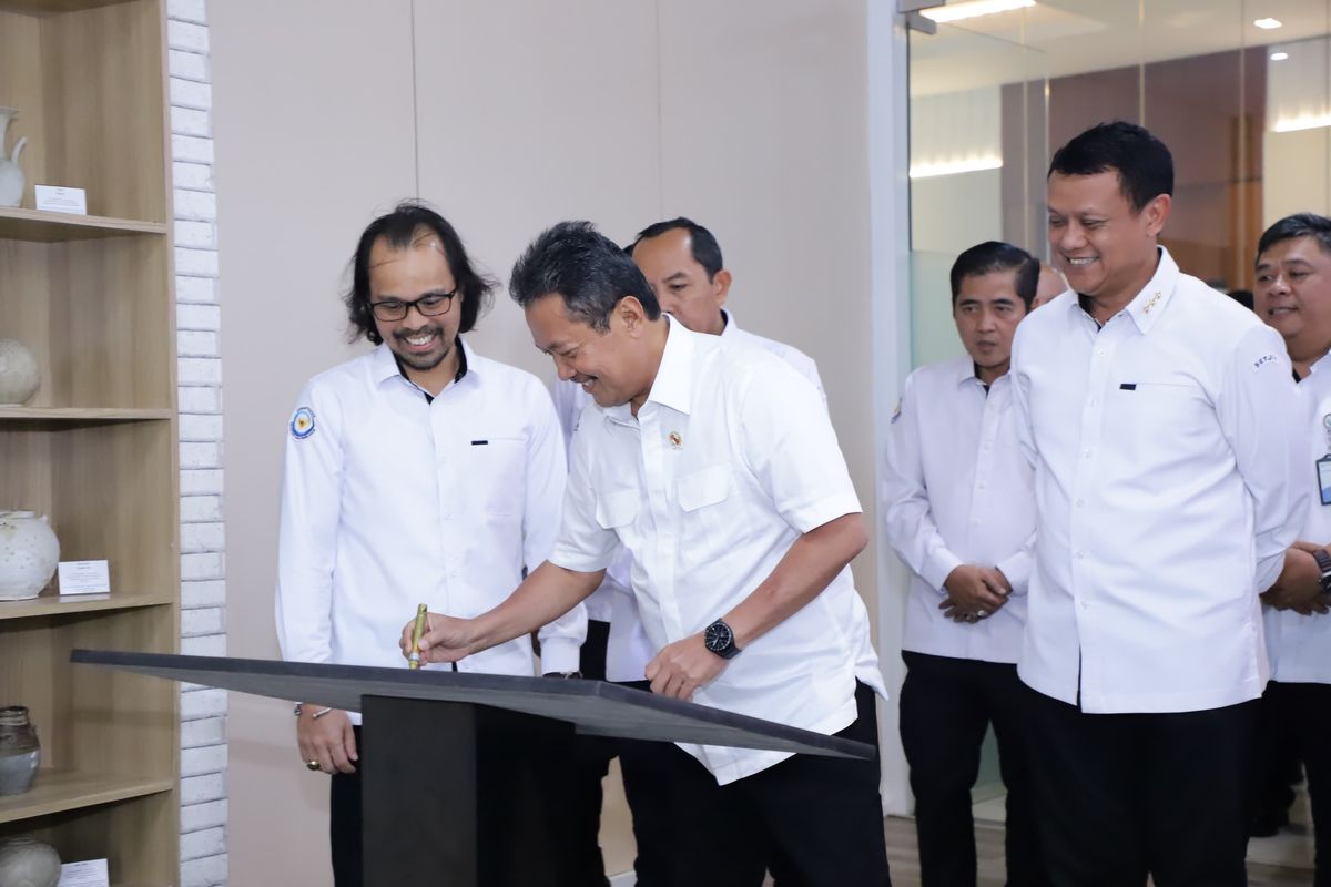 Menteri Kelautan dan Perikanan (Menteri KP) Sakti Wahyu Trenggono menandatangani prasasti peresmian Media Center Kementerian Kelautan dan Perikanan (Kementerian KP) di Gedung Mina Bahari IV, Jakarta Pusat, pada Rabu (15/5/2024). Operasional Media Center ini dilakukan sebagai bentuk keterbukaan informasi publik sekaligus sebagai upaya meningkatkan penyebarluasan informasi sektor kelautan dan perikanan ke tengah masyarakat.