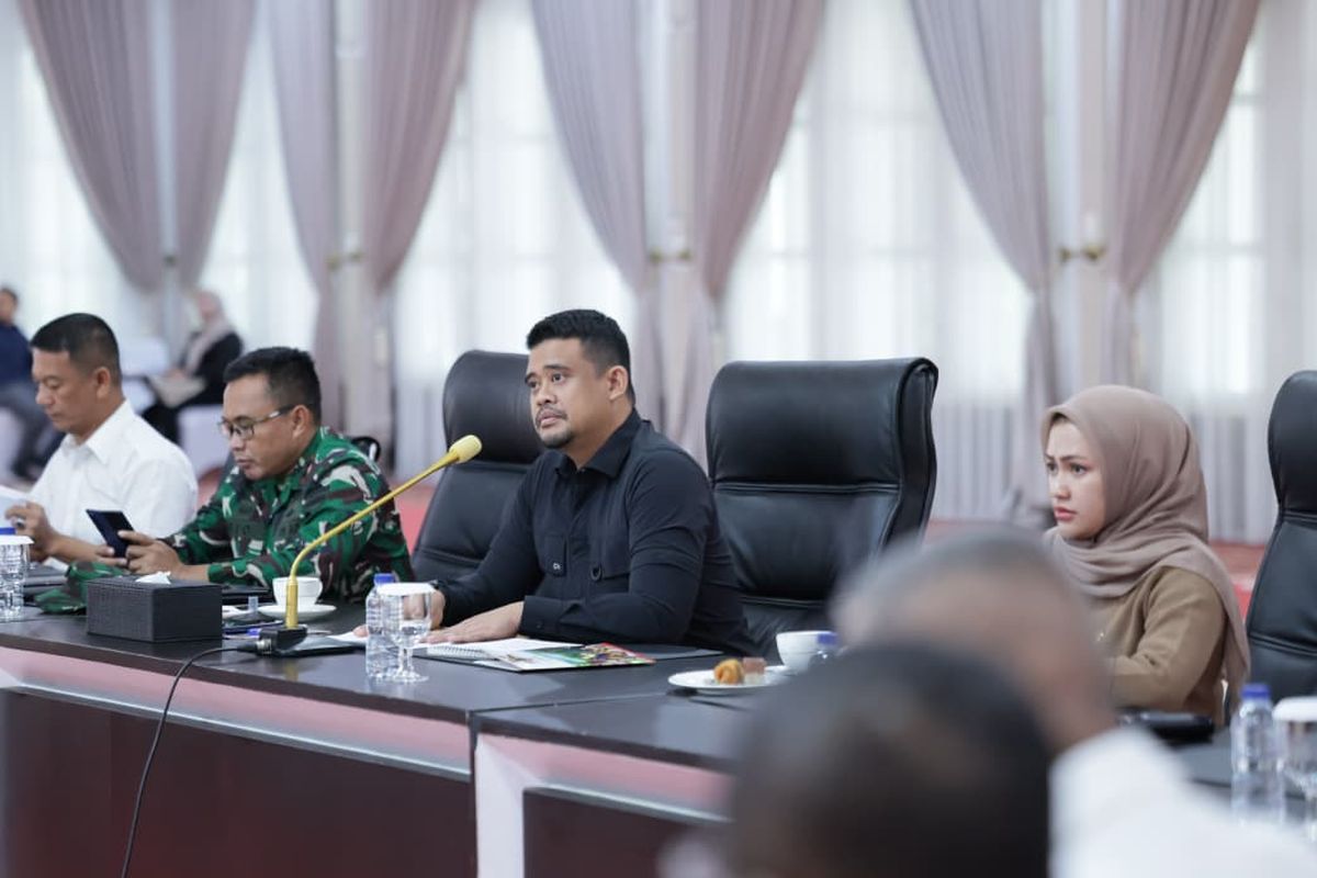 Gubernur Sumatera Utara (Sumut) Bobby Nasution dalam Rapat Koordinasi (Rakoor) Penanganan Bencana bersama Menteri Koordinator Bidang Pembangunan Manusia dan Kebudayaan (Menko PMK) Pratikno secara daring dari Aula Tengku Rizal Nurdin, Rumah Dinas Gubernur, Medan, Kamis (27/11/2025).