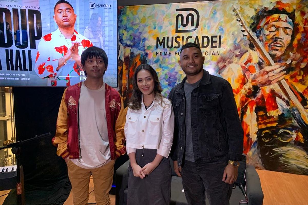 Musisi Rayen Pono merilis video musik dari singel terbarunya Hidup Dua Kali hari ini, Rabu (27/9/2023). 