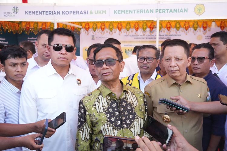 Menteri Koordinator Bidang Politik, Hukum, dan Keamanan (Menko Polhukam) Mahfud MD dalam tinjauannya ke Rumah Geudong, Aceh, Senin (26/6/2023).
