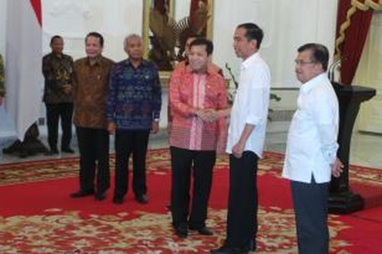 Pimpinan Dewan Perwakilan Rakyat telah menyerahkan surat pertimbangan kepada Presiden Joko Widodo di Istana Kepresidenan, Minggu (26/10/2014) siang. 