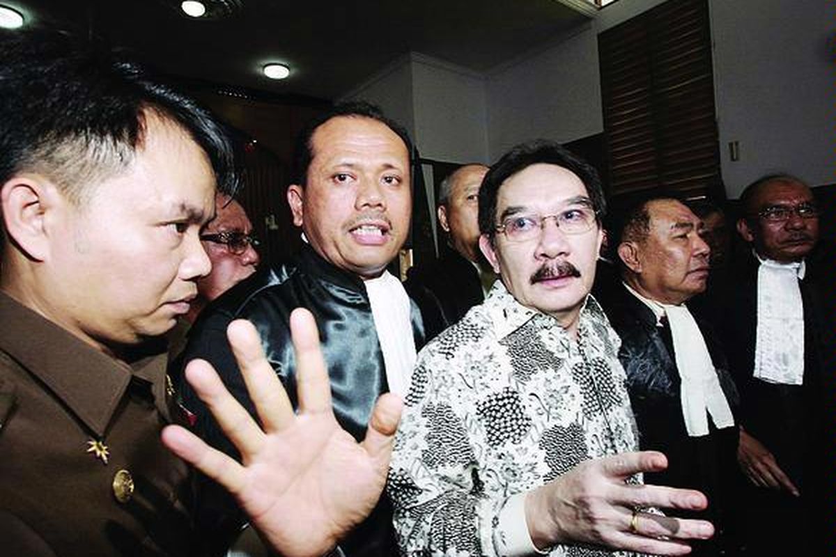 Mantan Ketua Komisi Pemberantasan Korupsi Antasari Azhar bersama para kuasa hukumnya memberikan penjelasan kepada wartawan seusai mendengarkan pembacaan dakwaan pada sidang perdana di Pengadilan Negeri Jakarta Selatan, Kamis (8/10).