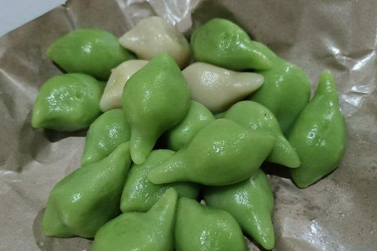 Kelepon, salah satu jajanan khas Lombok, Nusa Tenggara Barat. 