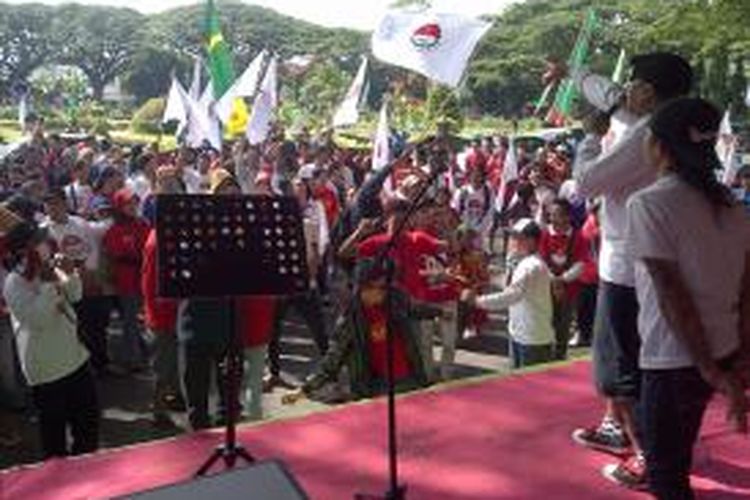 Ratusan buruh di Malang, Jawa Timur saat asyik dangdutan dalam merayakan hari buruh se-dunia pada 1 Mei 2015. Acara tersebut digelar di depan Balaikota Malang. Jumat (1/5/2015).