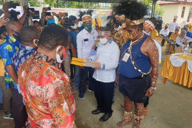 Pasangan Balun Bupati dan Wakil Bupati Keerom, Muhammad Markum-Melansius Musui, mendaftar sebagai peserta Pilkada Keerom 2020, Keerom, Papua, Sabtu (5/9/2020)