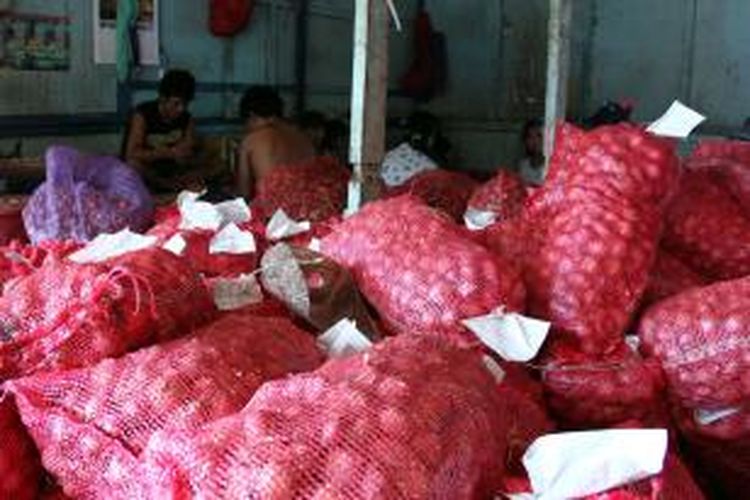 Stock bawang merah di salah satu distributor di Pasar Tradisional di Manado.
