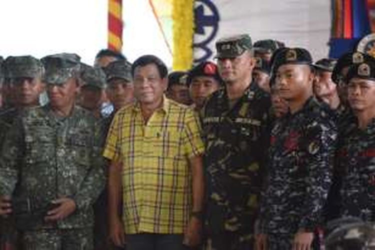 Presiden Filipina Rodrigo Duterte bersama para tentara saat berkunjung ke sebuah kamp militer di Pulau Jolo.