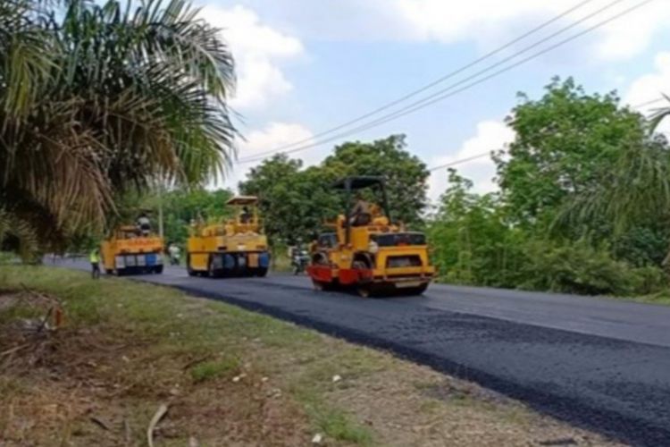 Pengerasan jalan menggunakan aspal karet.