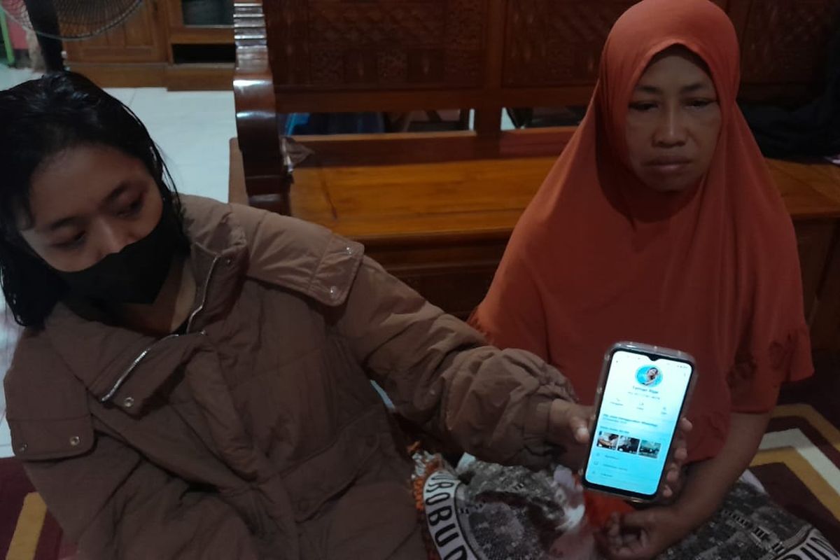 Keluarga Rizal Sampurna, korban TPPO Kamboja asal Banyuwangi menunjukkan profil peneror, Rabu (23/4/2025) 