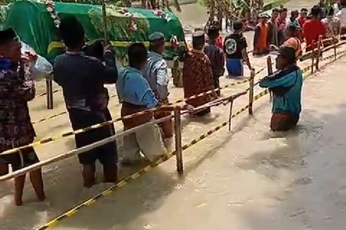 Viral Video Rombongan Pengantar Jenazah Terjang Banjir di Grobogan