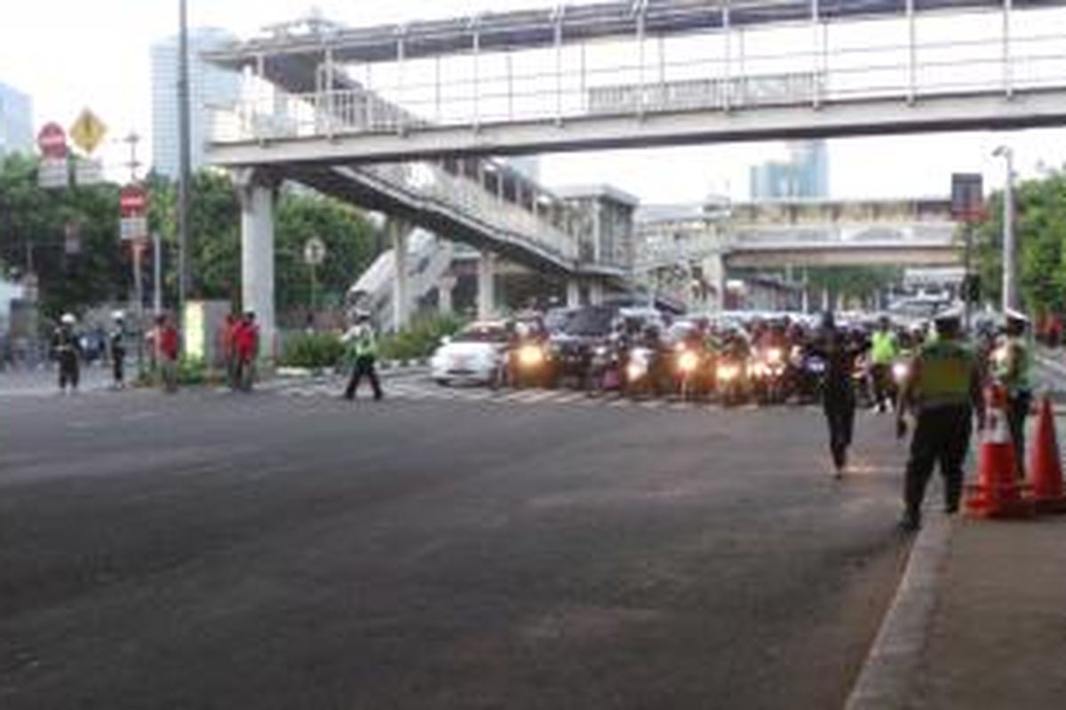 Petugas berjaga dan mengatur lalu lintas dalam pengamanan kegiatan KAA di Jalan Rasuna Said, Jakarta Selatan. Rabu (22/4/2015)?