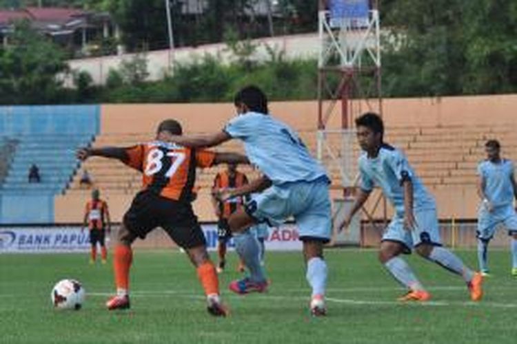 Bek Persela, Dodok Anang (14) mengawal ketat penyerang Perseru Serui, Octovianus Maniani (87) dalam pertandingan lanjutan Kompetisi ISL 2014 di Stadion Mandala, Jayapura. Dalam pertandingan tersebut kedua tim bermain imbang tanpa gol.