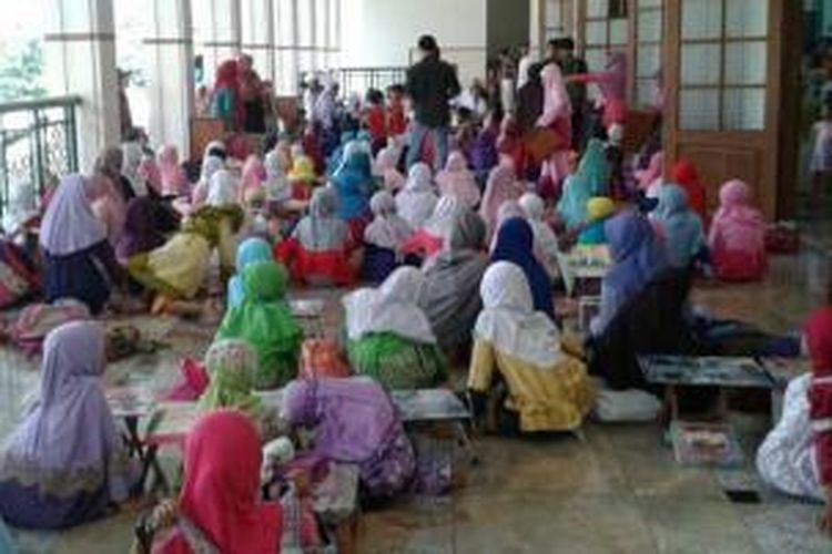 Suasana kegiatan Kurma di Masjid Al-Azhar, Pondok Kopi, Jakarta Timur, Minggu (21/6/2015).