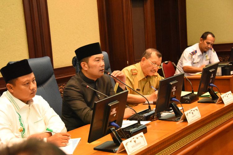 Gubernur Jawa Barat Ridwan Kamil saat memimpin rapat bersama para kepala dinas membahas persiapan mudik 2019 di Gedung Sate, Jalan Diponegoro, Senin (6/5/2019). 