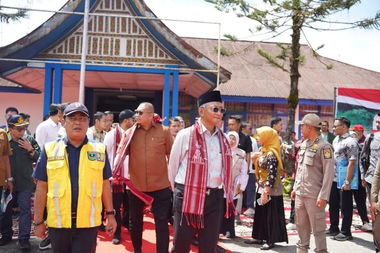 Menteri Pekerjaan Umum (PU) Dody Hanggodo saat meninjau lokasi calon pembangunan Sekolah Rakyat di Kecamatan Gunung Talang, Kabupaten Solok, Sumatera Barat (Sumbar), Sabtu (3/5/2025). 