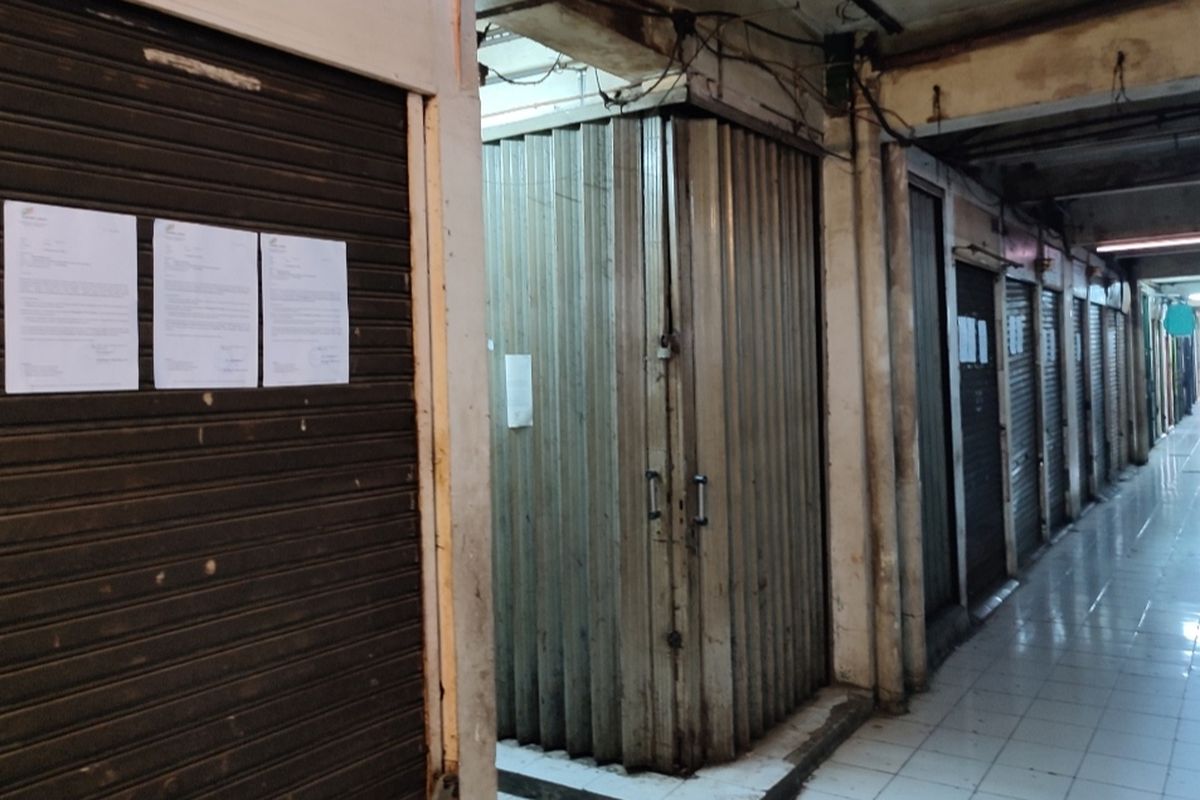 Sejumlah ruko yang berada di lantai satu Blok G Pasar Tanah Abang, Jakarta Pusat, tutup. 