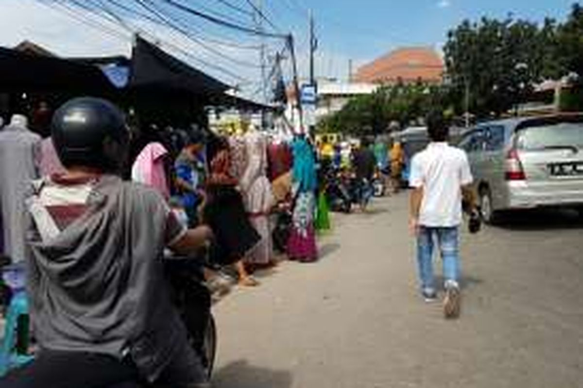 Pedagang kaki lima (PKL) di seberang Stasiun Tanah Abang kembali kuasai trotoar dan badan jalan, Kamis (16/6/2016).