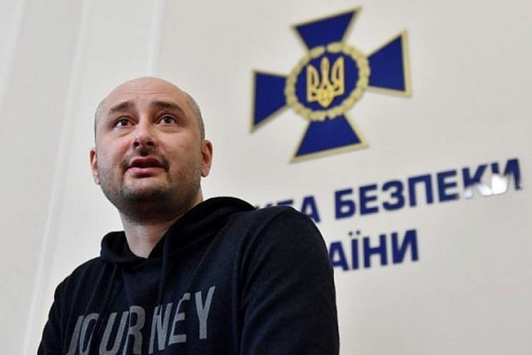 Jurnalis Rusia Arkady Babchenko yang dilaporkan tewas terbunuh di ibu kota Ukraina pada 29 Mei, muncul saat konferensi pers di Kiev, Rabu (30/5/2018).