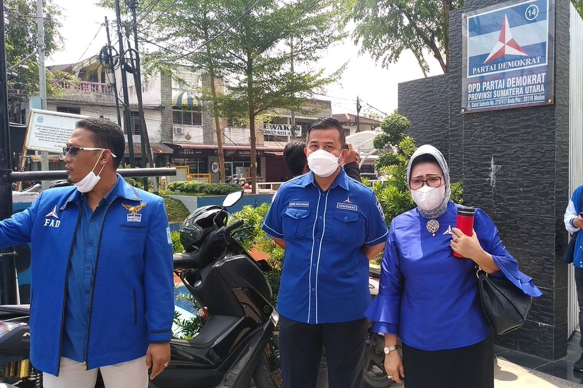 Ketua DPD Partai Demokrat Sumatera Utara, Herri Zulkarnain Hutajulu memimpin keberangkatan kader Partai Demokrat ke lokasi kegiatan Kongres Luar Biasa (KLB) Partai Demokrat yang disebutnya ilegal. Tujuan keberangkatannya untuk membubarkan KLB tersebut.