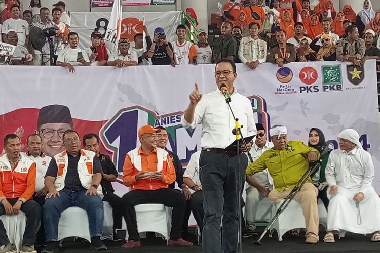 Anies Baswedan saat kampanye perdana di Gor Laga Satria Laga Tangkas, Cibinong, Kabupaten Bogor, Jawa Barat, Selasa (28/11/2023).