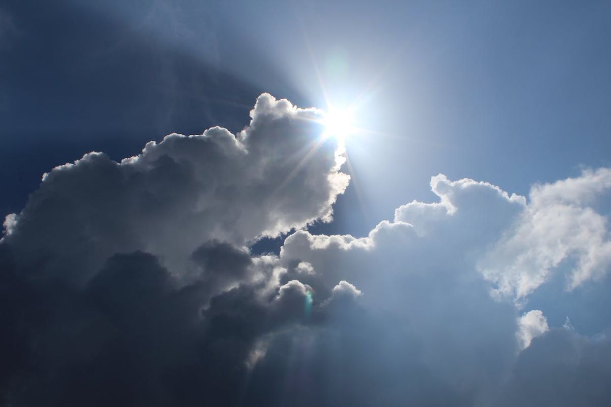 Ilustrasi langit berawan. Simak prakiraan cuaca dan suhu udara hari ini yang dirilis oleh BMKG.