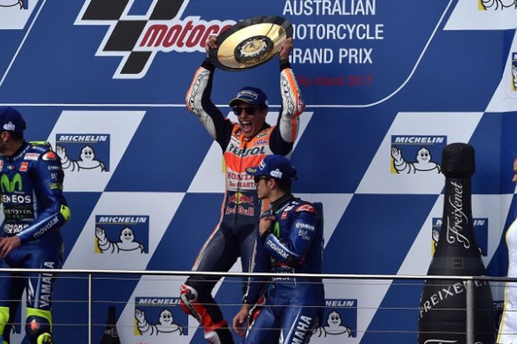 Pebalap Repsol Honda, Marc Marquez, berpose dengan trofi sebagai juara GP Australia pada balapan yang berlangsung di Sirkuit Phillip Island, Minggu (22/10/2017).
