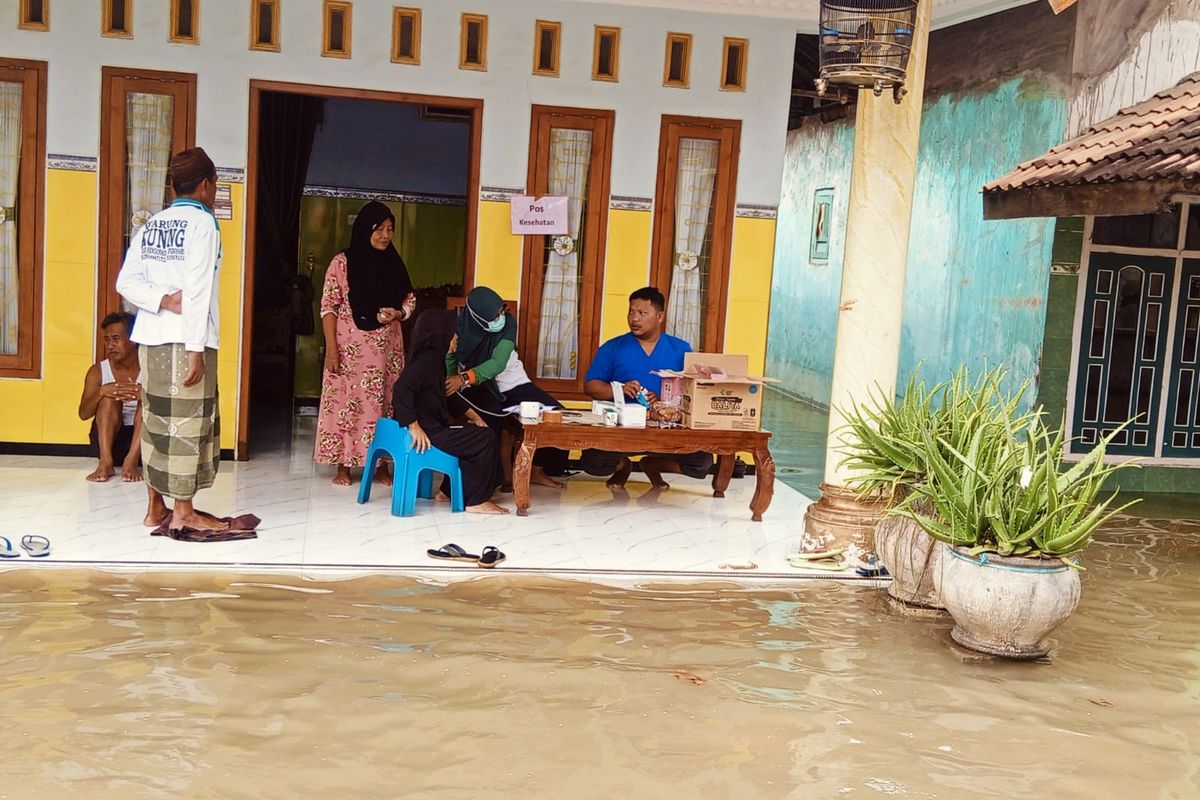 Petugas kesehatan dari puskesmas Rejoso menyisir rumah warga korban banjir yang mengeluhkan gatal-gatal dan nyeri badan, Jum'at (31/01/2025) 