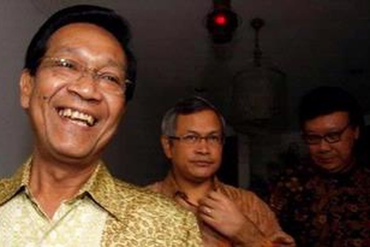 Sri Sultan Hamengku Buwono X ditemani Sekjen DPP PDIP Tjahjo Kumolo (kanan) dan Pramono Anung (tengah). 