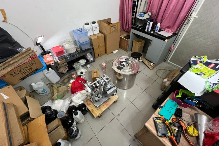 Sejumlah alat bukti disita pabrik rumahan atau home industry narkoba jaringan gembong internasional Fredy Pratama di Kawasan Perumahan Taman Sunter Agung, Tanjung Priok, Jakarta Utara.