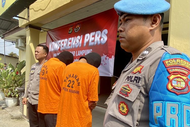 Dua pelaku pengeroyokan yang menyebabkan seorang pemuda tewas di Bandar Lampung, Senin (6/11/2023).