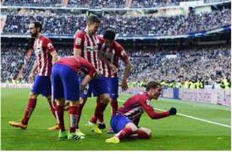 Penyerang Atletico Madrid asal Perancis, Antoine Griezmann (kanan), melakukan selebrasi dan mendapat sambutan dari rekan-rekannya setelah mencetak gol ke gawang Real Madrid pada lanjutan La Liga di Santiago Bernabeu, Sabtu (27/2/2016).