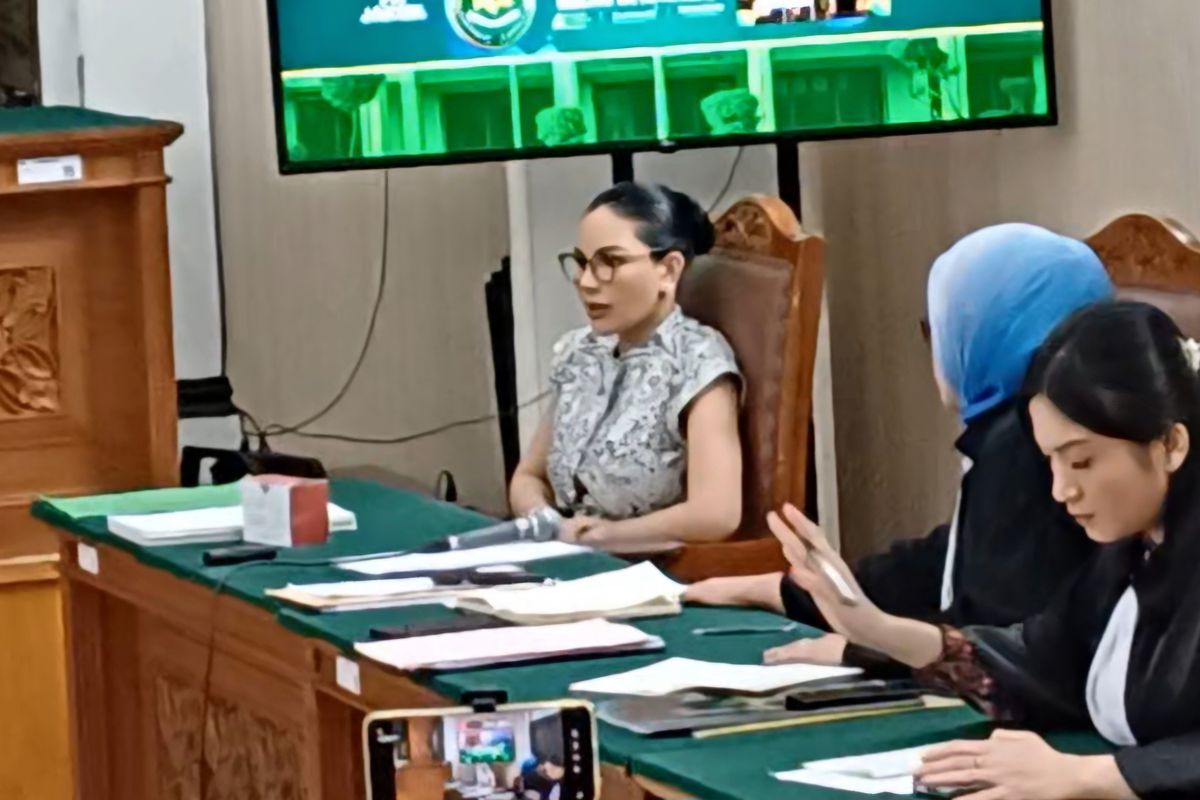 Nikita Mirzani, terdakwa kasus dugaan pemerasan dan tindak pidana pencucian uang (TPPU), di Pengadilan Negeri Jakarta Selatan, Kamis (18/9/2025).