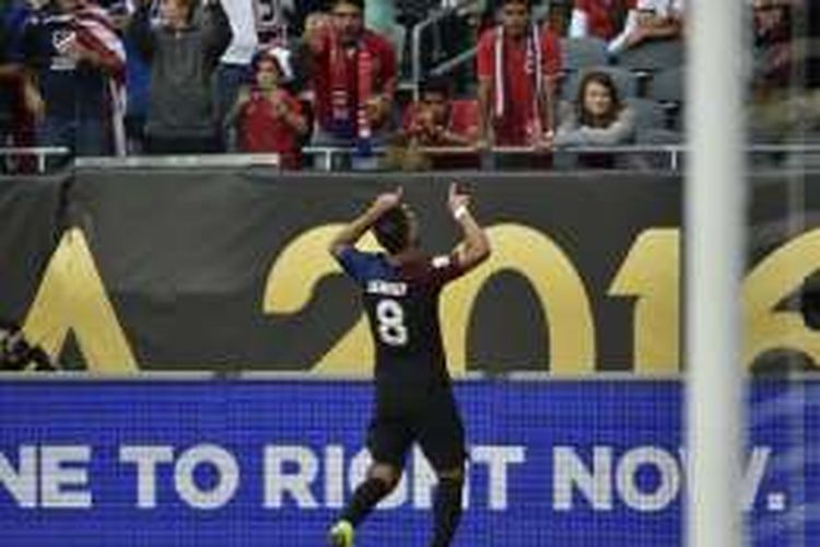 Clint Dempsey merayakan gol pertama Amerika Serikat ke gawang Kosta Rika pada lanjutan Copa America Centenario, Selasa (7/6/2016). 