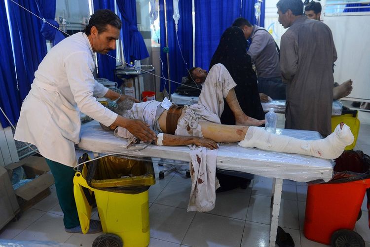 Petugas medis merawat korban luka akibat insiden ledakan bom pinggir jalan di Afghanistan, Rabu (31/7/2019) pagi.