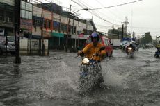 Hujan Sebabkan Jalan Kapuk Raya Tergenang hingga 30 Cm