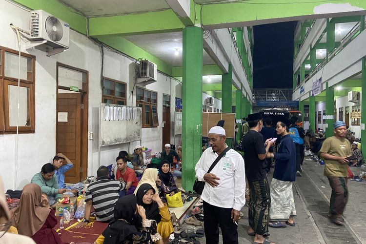 Suasana posko untuk keluarga korban reruntuhan Ponpes Al Khoziny Sidoarjo, Kamis (2/10/2025(