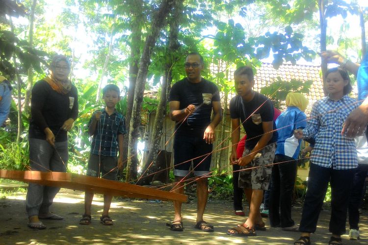 Tidak cuma menikmati keindahan alam pedesaan, tetapi juga banyak permainan dinamika kelompok bagi kelompok-kelompok wisatawan yang mampir di Desa Banjarasri, Kalibawang, Kulon Progo, DI Yogyakarta. 