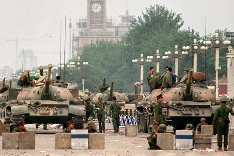 Foto ini diambil pada 6 Juni 1989 memperlihatkan Tentara Pembebasan Rakyat (PLA) didukung puluhan tank mengamankan jalan raya Chang'an yang menuju Lapangan Tiananmen, Beijing.