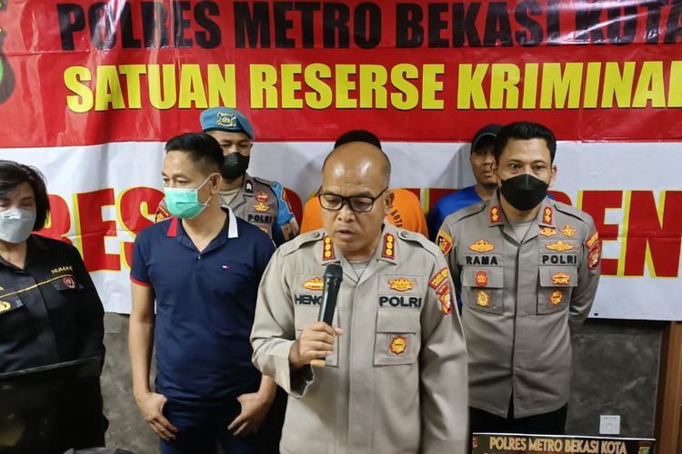 Kapolres Metro Bekasi Kota Kombes (Pol) Hengki saat menggelar pers rilis terkait kasus pembunuhan juragan sembako berinisial SS (63) di Mapolres Bekasi Kota, Rabu (16/11/2022). Hengki menyebut bahwa tersangka yakni DS (30), membunuh korban karena ingin mencuri rokok di toko milik korban.