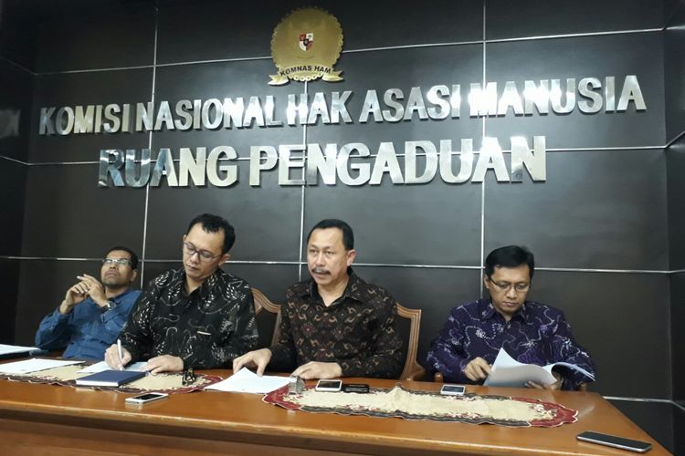 Ketua Komnas HAM Ahmad Taufan Damanik (kedua dari kanan) dalam jumpa pers bersama sejumlah komisioner lain di kantor Komnas HAM, Jakarta Pusat, Senin (22/1/2018).