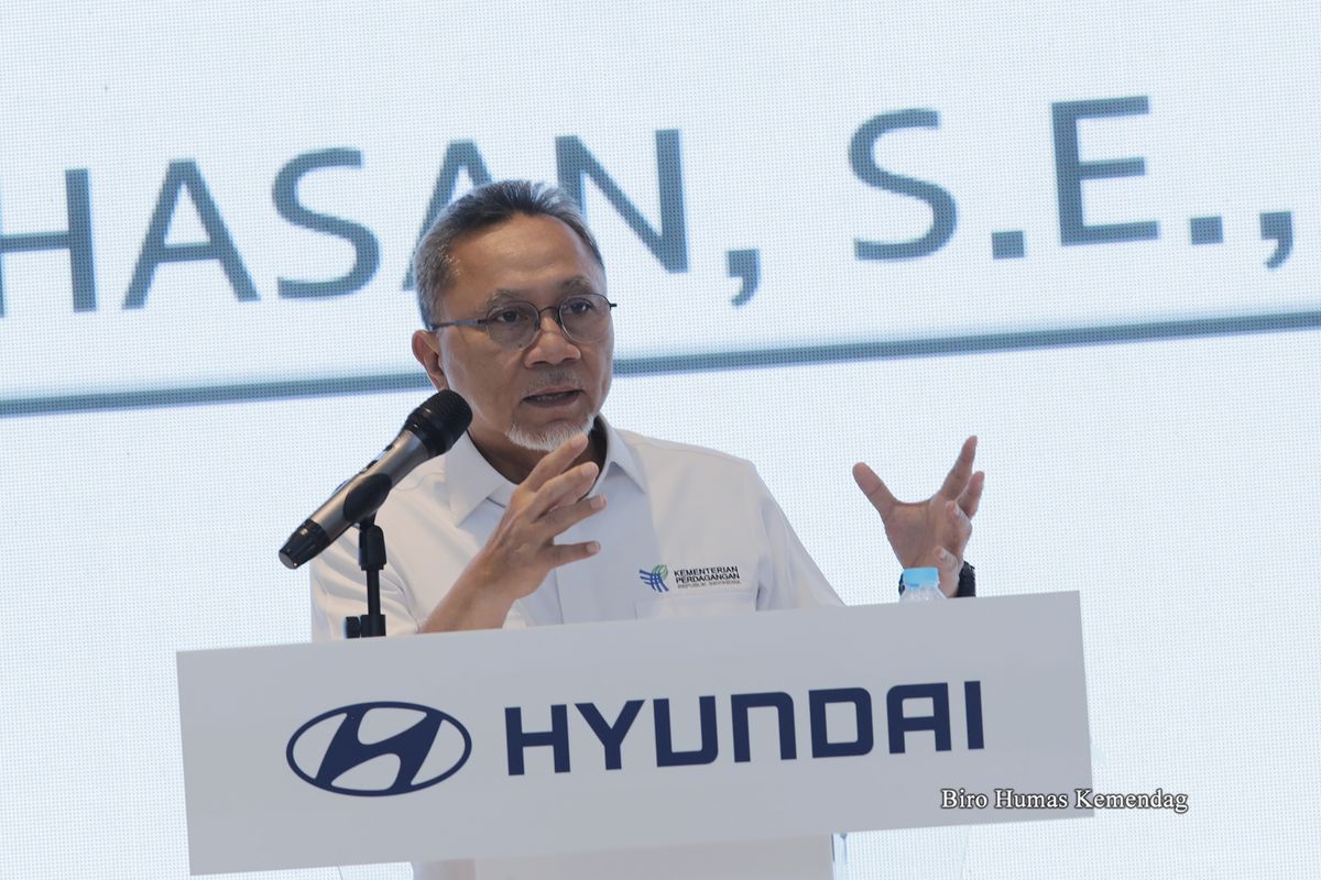 Menteri Perdagangan (Mendag) Zulkifli Hasan (Zulhas) saat mengunjungi PT Hyundai Motor Manufacturing Indonesia (HMMI) di Cikarang, Kabupaten Bekasi, Jawa Barat (Jabar), Selasa (11/7/2023).
